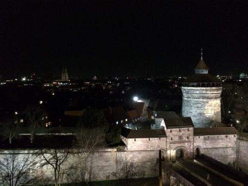 Blick auf das Neutor bei Nacht - Etagenwohnung mit 214,00 m² in Nürnberg zur Miete