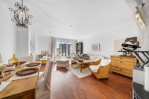 Wohnzimmer - Unweit vom Strand: Gehobene 2-Zimmer-Wohnung mit Südbalkon und Tiefgaragenstellplatz