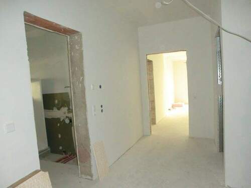 Flur mit Blick ins Badezimmer - Terrassenwohnung mit 124,30 m&sup2; in Bad Bocklet zur Miete