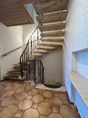 Steintreppe in den Keller und in das DG - 
