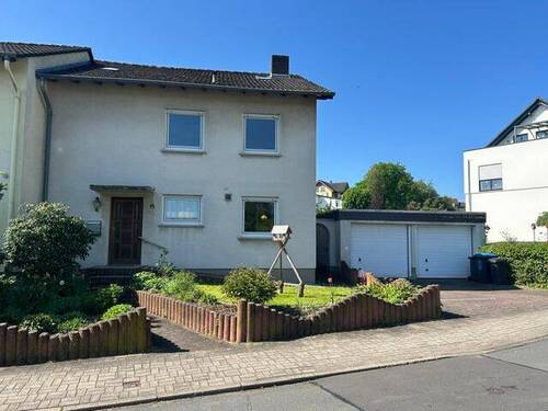 Straßenansicht Doppelhaushälfte - Familienfreundliche Doppelhaushälfte in ruihger Lage von Petersberg
