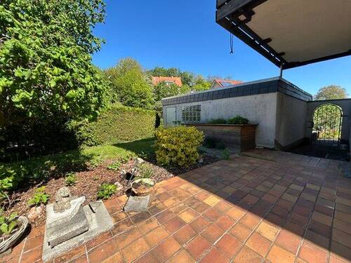 Terrasse mit Ausgang Straßenseite - 
