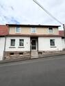 Hausansicht front - Leerstehendes Einfamilienhaus mit Garage, Werkstatt und Garten - top Investmentchance