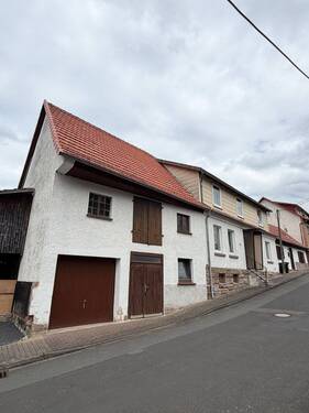 Hausansicht Front - 7 Zimmer Einfamilienhaus zum Kaufen in Uslar