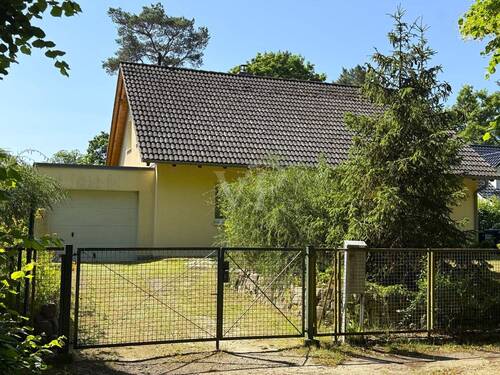 Garageneinfahrt - 5 Zimmer Einfamilienhaus zum Kaufen in Schildow