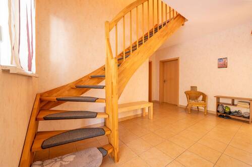 elegante Holztreppe ins 1. Obergeschoss - 
