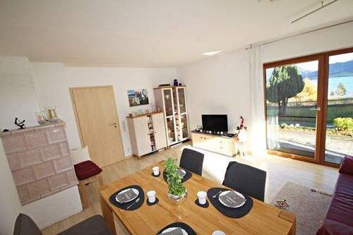 Berge, See, Kamin: Ein Wohnzimmer zum Verweilen. - 