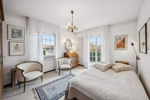 Lichtdurchflutetes Schlafzimmer mit Bad en Suite - 