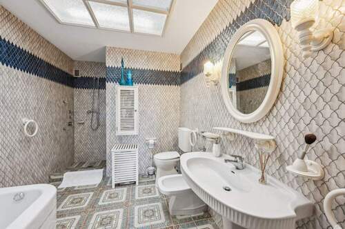 Hochwertiges Tageslichtbad en suite mit Wanne und Dusche - 