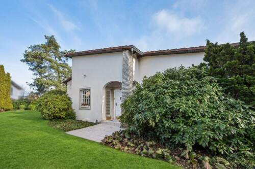 Eingangsbereich mit besonderer Privatsphäre und Blick ins Grüne - 6 Zimmer Einfamilienhaus zum Kaufen in Schmelz