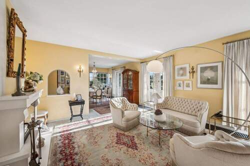 Großzügiger Wohnsalon mit fließendem Übergang zum Essbereich - 