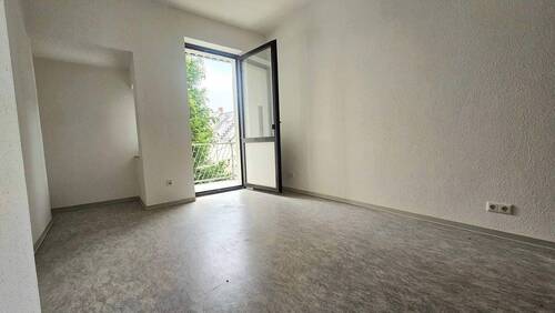 20250703_085254.jpg - 3-Raumwohnung mit Balkon - 294,00&nbsp;EUR Kaltmiete, ca.&nbsp; 66,00&nbsp;m&sup2;&nbsp;Wohnfl&auml;che