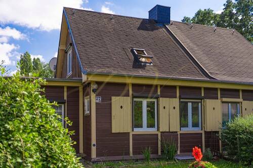 Vorderansicht - Hervorragende Gelegenheit! Charmante Doppelhaushälfte mit Garten zum Entspannen