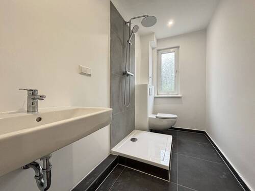 Badezimmer - PROVISIONSFREI: Hochwertig sanierte 2 Zi. Whg. mit Balkon und Stellplatz