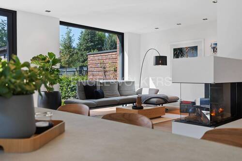 Lounge im Wohn-und Essbereich mit Kamin - 6 Zimmer Doppelhaushälfte zum Kaufen in Hamburg