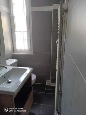 Bad mit Waschbecken, Handtuchhalter - 