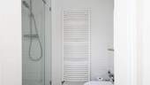 Dusche mit Handtuchheizkörper - 