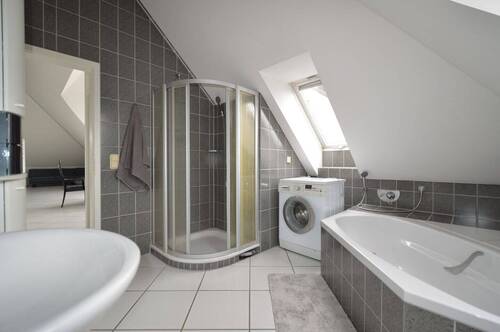 Bad mit Wanne+Dusche - 