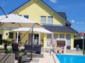 Titelbild - Exquisites Einfamilienhaus mit Pool und imposanten Garten in Türkheim – Luxuriöses Wohnen im maleris
