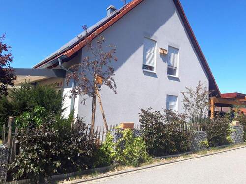 Aussenansicht - Gepflegtes EFH mit Terrasse, Garten und Carport