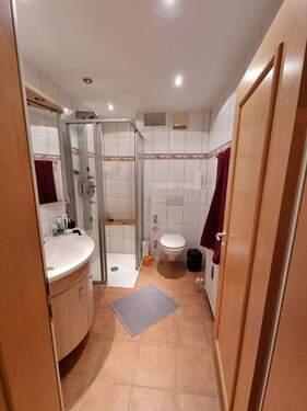 Hauptbad. - Moderne 3-Zimmer-Wohnung mit Loggia, hochwertigem Parkett & Top-Lage direkt am Campus