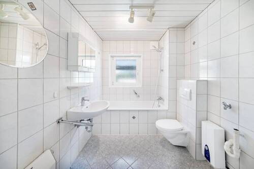 Großes hell gefliestes Bad mit WM-Anschluss - Etagenwohnung mit 61,90 m&sup2; in Bad Tölz zum Kaufen