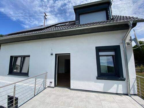 Rückansicht mit Balkon - 