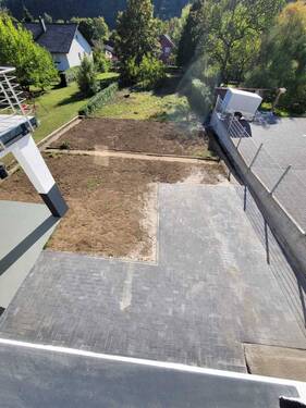 Blick KFZ-Stellplätze und Garten - 
