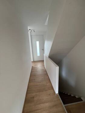 Flur EG mit Zugang ins UG - 