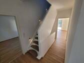 Flur mit Treppe ins DG - 