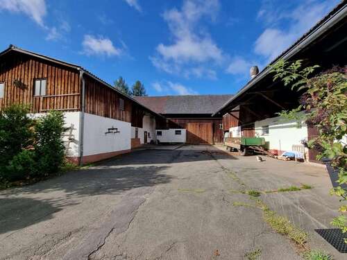 Umfangreiche Nebengebäude - 8 Zimmer Mehrfamilienhaus, Wohnhaus in Lautertal