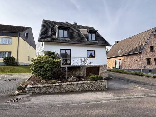 Frontansicht - Einfamilienhaus mit 3 vermieteten Wohnungen