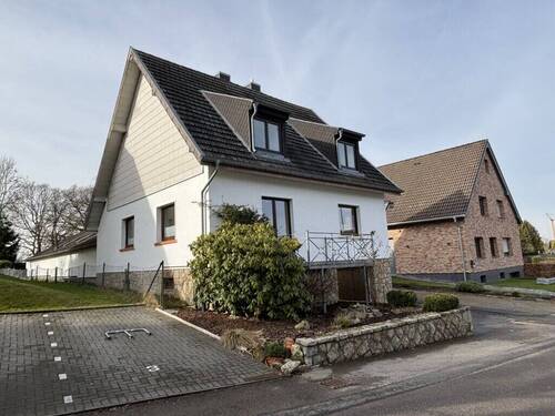 Seitenansicht - Einfamilienhaus mit 337,00 m&sup2; in Roetgen zum Kaufen