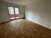 Wohnzimmer mit Balkon - 3 Zimmer Etagenwohnung zur Miete in Merseburg