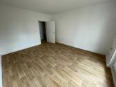 Wohnzimmer mit Balkon - Etagenwohnung mit 60,00 m² in Merseburg zur Miete