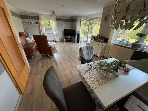 Großzügiges Wohnzimmer - 