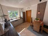 Küche mit EBK + Sitzplatz - 