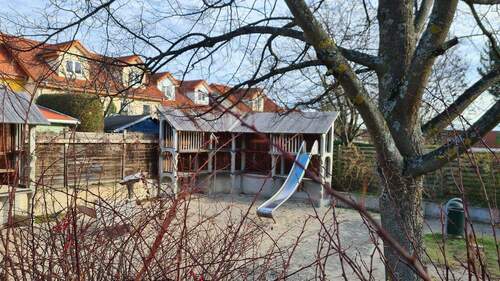 Spielplatz hinter dem Haus - 