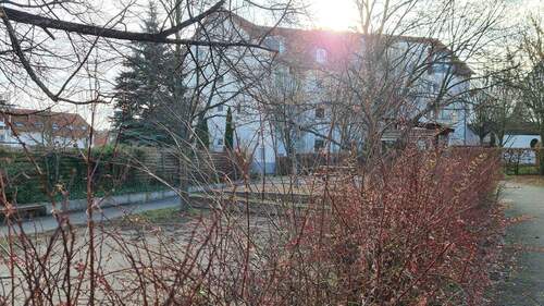 Spielplatz hinter dem Haus - 