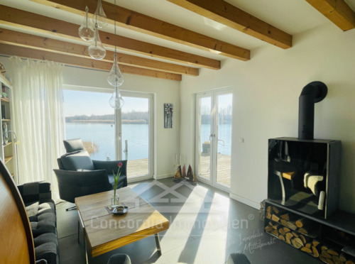 Heller Wohnbereich mit Blick auf den See - 4 Zimmer Mehrfamilienhaus, Wohnhaus in Neukieritzsch