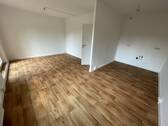 Wohnzimmer mit offener Küche - Etagenwohnung mit 56,00 m² in Merseburg zur Miete