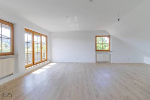 Wohnbereich - Sofort bezugsfreie 3-Zimmer-Dachgeschoßwohnung mit Weitblick in Peiting!