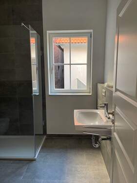 Badezimmer mit Fenster - 