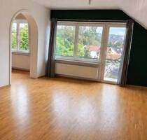 Gepflegte 4-Zimmer-Dachgeschosswohnung mit Westbalkon, Einbauküche und Stellplatz in Würzburg-Oberdürrbach
