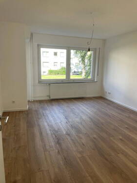 Wohnzimmer - Stilvoll kernsaniert! 3-Zimmer-Wohntraum mit Stellplatz & Balkon
