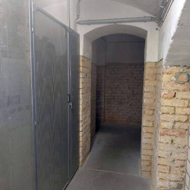 Kellerabteil mit Gittertür - 