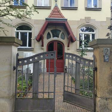 Eingangstor - 2 Zimmer Etagenwohnung in Dresden