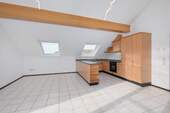 Küche und Essbereich DG - Helle 4-Zimmer-Dachgeschosswohnung mit Balkon und Waldrandlage