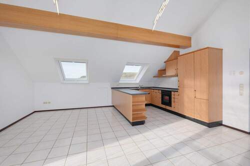 Küche und Essbereich DG - Helle 4-Zimmer-Dachgeschosswohnung mit Balkon und Waldrandlage