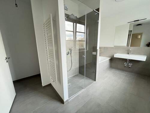 Bad mit Dusche und Wanne - 